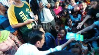 Jokowi sempat membagikan alat sekolah dan berdialog dengan warga.
