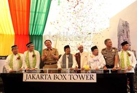 Gedung Jakarta Box Tower juga berdesain unik, di mana bentuk gedung banyak dipenuhi bentuk kotak kubus.