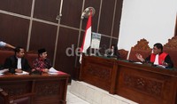 Karena Mabes Polri tidak hadir maka, sidang tidak dapat dilanjutkan. Kita juga sudah memberikan waktu hingga jam 12.00 WIB, tapi pihak tergugat tidak hadir. Kalau sampai 2 kali mangkir, maka pihak pengadilan akan mengambil sikap, kata majelis hakim.