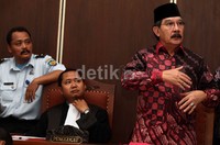 Dengan pemangkiran ini kami menyatakan penyesalan yang sangat dalam, karena ini menyangkut nasib kami, kata Antasari yang mengenakan kemeja batik merah marun dan peci hitam ini.