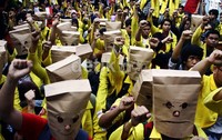 Sekitar 100-an mahasiswa UI  yang mengenakan jaket kuning melakukan unjukrasa memakai tas kertas beremosi sedih. Lamhot Aritonang/detikfoto     