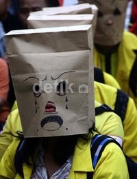 Beberapa di antara mahasiswa memakai tas kertas beremosi sedih. Lamhot Aritonang/detikfoto     