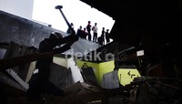 Warga melihat petugas membongkar kios-kios yang terdapat di pinggir peron. Lamhot Aritonang/detikfoto