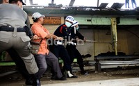 Satu persatu kios yangh berada di sekitar Stasiun UI dibongkar. Lamhot Aritonang/detikfoto