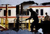 Petugas dari PT KAI  juga membongkar bangunan permanen. Lamhot Aritonang/detikfoto
