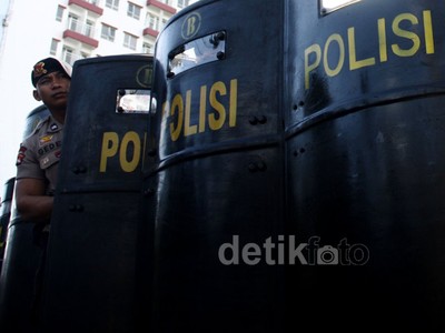 Polisi Kawal Pembongkaran Kios di Stasiun UI