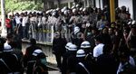 Polisi Kawal Pembongkaran Kios di Stasiun UI