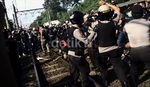 Polisi Kawal Pembongkaran Kios di Stasiun UI