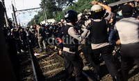 Sempat terjadi aksi lempar batu antar kedua belah pihak. Lamhot Aritonang/detikFoto.