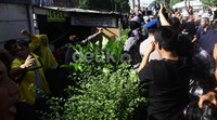 Sebelum terjadinya pelemparan, mahasiswa dan pedagang meneriaki petugas KAI. Lamhot Aritonang/detikFoto.
