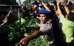 Polisi Kawal Pembongkaran Kios di Stasiun UI