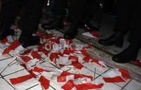 Sisa-sisa bendera dari mahasiswa yang sebelumnya berdemo. Lamhot Aritonang/detikFoto.