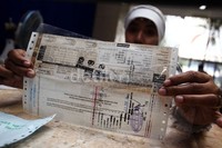 Kepolisian hanya mengeluarkan STNK sementara bagi pemilik kendaraan yang memperpanjang pajak kendaraan bermotor 5 tahun, sementara pemilik kendaraan yang memperpanjang pajak kendaraan bermotor 1 tahun tetap mendapat STNK plus SKPD baru.