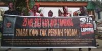 Bergaya layaknya zombie, Mereka melakukan long march lebih 1 km dimulai dari kawasan simpang 4 Mall Lembuswana hingga depan kantor perwakilan perusahaan tambang batu bara raksasa, PT Kaltim Prima Coal (KPC) di Jl Letjend S Parman. Robert/detikcom.