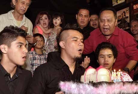 Ultah Ahmad Dhani, Mulai dari Kue Bentuk Dada Perempuan Hingga Menteri