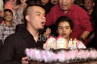 Ahmad Dhani meniup lilin di kue ulang tahunnya. Noel/detikHOT.