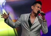 Rio tampil sangat ekspresif.