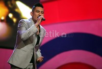 Dengan suara merdunya, Rio Febrian menghibur para atlet.