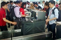 Simulasi penggunaan counter check-in. Sistem check-in yang dipergunakan di Kuala Namu ini mirip dengan model yang dipergunakan di Bandara Changi Singapura, maupun di Kuala Lumpur International Airport Malaysia.