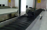 Tempat kedatangan bagasi Bandara Kuala Namu. Di bandara tersebut, bagasi yang dibawa calon penumpang saat check-in akan diberi label yang memiliki barcode. Berikutnya didorong ke carousel atau konveyer atau wahana berjalan yang sudah dilengkapi dengan sensor.