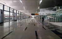 Bandara tersebut memiliki 16 gate keberangkatan.