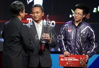 Menpora Roy Suryo (kiri), memberi selamat kepada atlet angkat besi Triyatno dan atlet bulutangkis putri Indonesia Lilyana Natsir (kanan) yang keluar sebagai Atlet Terbaik Putra dan Putri.