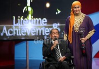 Pelatih renang Radja Nasution didampingi putrinya hadir dengan menggunakan kursi roda untuk menerima penghargaan Lifetime Achievement AORI 2012.