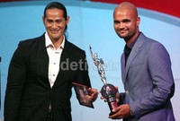 Pemain naturalisasi sepakbola Indonesia Sergio Van Dijk (tengah) juga mendapatkan penghargaan sebagai Pemain Favorit AORI 2012.