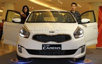 Dua orang model berpose dengan All New Carens.