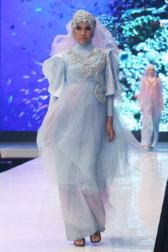 Jakarta, Indonesia - 17 Mei. Alisa Listiawati Rainbow In The Sky. Moeslim Wear. Jakarta Fashion & Food Festival 2013 at Grand Ballroom Harris Hotel. Kelapa Gading. 17 Mei 2013. Jakarta. [Foto: Mohammad Abduh/Wolipop]