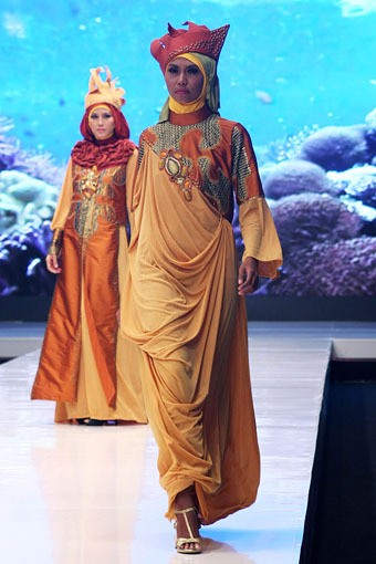 Jakarta, Indonesia - 17 Mei. Lia Afif Reeforange Invasion. Moeslim Wear. Jakarta Fashion & Food Festival 2013 at Grand Ballroom Harris Hotel. Kelapa Gading. 17 Mei 2013. Jakarta. [Foto: Mohammad Abduh/Wolipop]