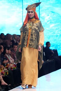 Jakarta, Indonesia - 17 Mei. Lia Afif Reeforange Invasion. Moeslim Wear. Jakarta Fashion & Food Festival 2013 at Grand Ballroom Harris Hotel. Kelapa Gading. 17 Mei 2013. Jakarta. [Foto: Mohammad Abduh/Wolipop]