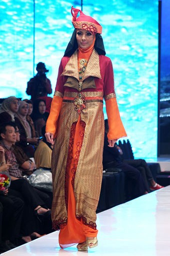 Jakarta, Indonesia - 17 Mei. Lia Afif Reeforange Invasion. Moeslim Wear. Jakarta Fashion & Food Festival 2013 at Grand Ballroom Harris Hotel. Kelapa Gading. 17 Mei 2013. Jakarta. [Foto: Mohammad Abduh/Wolipop]