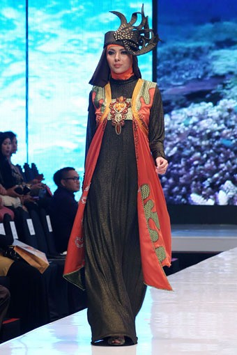 Jakarta, Indonesia - 17 Mei. Lia Afif Reeforange Invasion. Moeslim Wear. Jakarta Fashion & Food Festival 2013 at Grand Ballroom Harris Hotel. Kelapa Gading. 17 Mei 2013. Jakarta. [Foto: Mohammad Abduh/Wolipop]