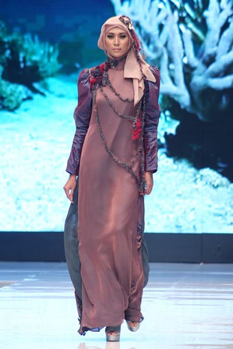 Jakarta, Indonesia - 17 Mei. Tuty Adib Eternal Beauty. Moeslim Wear. Jakarta Fashion & Food Festival 2013 at Grand Ballroom Harris Hotel. Kelapa Gading. 17 Mei 2013. Jakarta. [Foto: Mohammad Abduh/Wolipop]