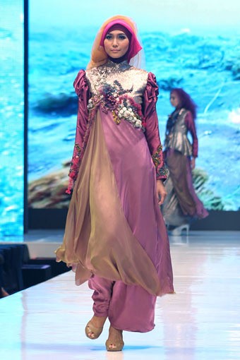 Jakarta, Indonesia - 17 Mei. Tuty Adib Eternal Beauty. Moeslim Wear. Jakarta Fashion & Food Festival 2013 at Grand Ballroom Harris Hotel. Kelapa Gading. 17 Mei 2013. Jakarta. [Foto: Mohammad Abduh/Wolipop]