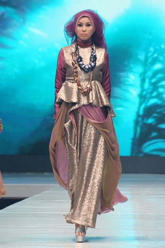 Jakarta, Indonesia - 17 Mei. Tuty Adib Eternal Beauty. Moeslim Wear. Jakarta Fashion & Food Festival 2013 at Grand Ballroom Harris Hotel. Kelapa Gading. 17 Mei 2013. Jakarta. [Foto: Mohammad Abduh/Wolipop]