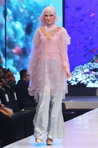 Jakarta, Indonesia - 17 Mei. Alisa Listiawati Rainbow In The Sky. Moeslim Wear. Jakarta Fashion & Food Festival 2013 at Grand Ballroom Harris Hotel. Kelapa Gading. 17 Mei 2013. Jakarta. [Foto: Mohammad Abduh/Wolipop]
