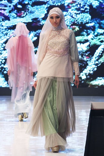 Jakarta, Indonesia - 17 Mei. Alisa Listiawati Rainbow In The Sky. Moeslim Wear. Jakarta Fashion & Food Festival 2013 at Grand Ballroom Harris Hotel. Kelapa Gading. 17 Mei 2013. Jakarta. [Foto: Mohammad Abduh/Wolipop]