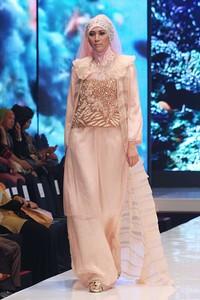 Jakarta, Indonesia - 17 Mei. Alisa Listiawati Rainbow In The Sky. Moeslim Wear. Jakarta Fashion & Food Festival 2013 at Grand Ballroom Harris Hotel. Kelapa Gading. 17 Mei 2013. Jakarta. [Foto: Mohammad Abduh/Wolipop]