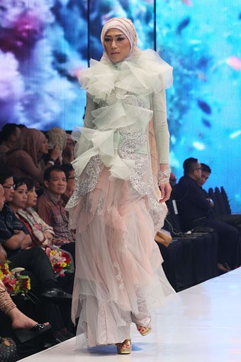 Jakarta, Indonesia - 17 Mei. Alisa Listiawati Rainbow In The Sky. Moeslim Wear. Jakarta Fashion & Food Festival 2013 at Grand Ballroom Harris Hotel. Kelapa Gading. 17 Mei 2013. Jakarta. [Foto: Mohammad Abduh/Wolipop]