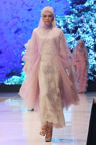 Jakarta, Indonesia - 17 Mei. Alisa Listiawati Rainbow In The Sky. Moeslim Wear. Jakarta Fashion & Food Festival 2013 at Grand Ballroom Harris Hotel. Kelapa Gading. 17 Mei 2013. Jakarta. [Foto: Mohammad Abduh/Wolipop]