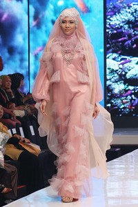 Jakarta, Indonesia - 17 Mei. Alisa Listiawati Rainbow In The Sky. Moeslim Wear. Jakarta Fashion & Food Festival 2013 at Grand Ballroom Harris Hotel. Kelapa Gading. 17 Mei 2013. Jakarta. [Foto: Mohammad Abduh/Wolipop]