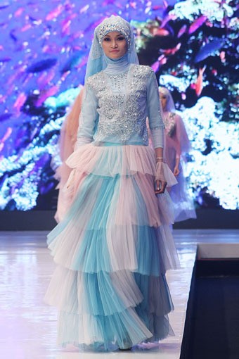 Jakarta, Indonesia - 17 Mei. Alisa Listiawati Rainbow In The Sky. Moeslim Wear. Jakarta Fashion & Food Festival 2013 at Grand Ballroom Harris Hotel. Kelapa Gading. 17 Mei 2013. Jakarta. [Foto: Mohammad Abduh/Wolipop]
