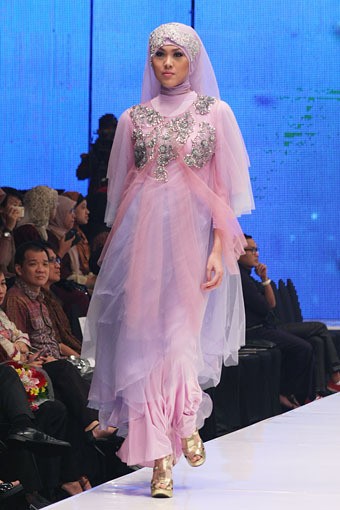 Jakarta, Indonesia - 17 Mei. Alisa Listiawati Rainbow In The Sky. Moeslim Wear. Jakarta Fashion & Food Festival 2013 at Grand Ballroom Harris Hotel. Kelapa Gading. 17 Mei 2013. Jakarta. [Foto: Mohammad Abduh/Wolipop]