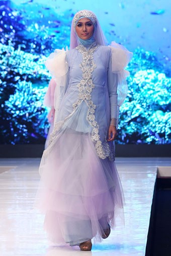 Jakarta, Indonesia - 17 Mei. Alisa Listiawati Rainbow In The Sky. Moeslim Wear. Jakarta Fashion & Food Festival 2013 at Grand Ballroom Harris Hotel. Kelapa Gading. 17 Mei 2013. Jakarta. [Foto: Mohammad Abduh/Wolipop]