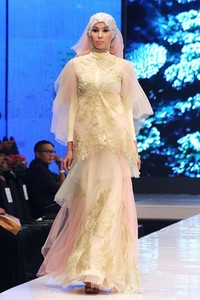 Jakarta, Indonesia - 17 Mei. Alisa Listiawati Rainbow In The Sky. Moeslim Wear. Jakarta Fashion & Food Festival 2013 at Grand Ballroom Harris Hotel. Kelapa Gading. 17 Mei 2013. Jakarta. [Foto: Mohammad Abduh/Wolipop]