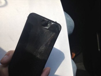    Laporan dari pengguna Apple di Bangkok, iPhone 5 yang ia gunakan tiba-tiba meledak. Menurut laporan, ada baut kecil yang nyangkut di bawah pelindung baterai iPhone 5 nahas tersebut. Insiden ini sudah ditanggapi oleh Apple untuk ditindaklanjuti. (kredit foto: mcotdotnet)