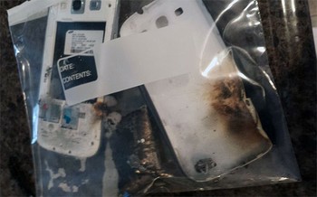     Seorang pemilik Samsung Galaxy S III yang juga pengguna Reddit menceritakan pengalaman nahas ponselnya. Saat itu, ia sedang tertidur saat mendengar suara ledakan kecil dan mencium bau asap yang menyengat. Saat terbangun kondisi Galaxy S III sudah hancur. (kredit foto: vizionx1208/reddit)
