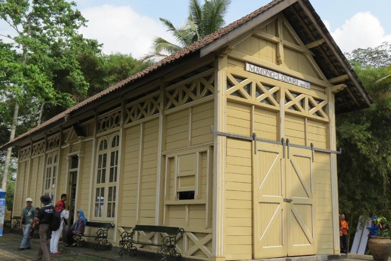 Stasiun Mayong, stasiun asli yang menjadi lobi hotel MesaStila Magelang (Fitraya/detiktravel) Stasiun Mayong, stasiun asli yang menjadi lobi hotel MesaStila Magelang (Fitraya/detiktravel)